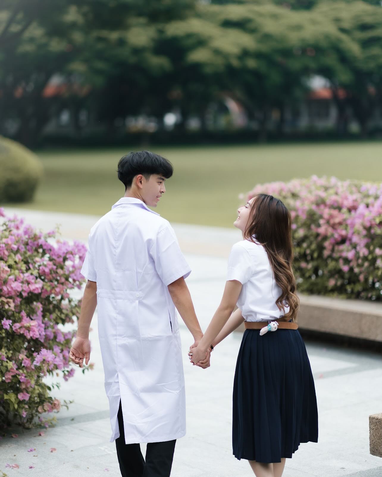 Ái nữ nhà HLV Kiatisuk xinh như hoa hậu, từng được "đẩy thuyền" với Văn Toàn nay hẹn hò trai đẹp y khoa gây sốt! - Ảnh 17. Ái nữ nhà HLV Kiatisuk xinh như hoa hậu, từng được "đẩy thuyền" với Văn Toàn nay hẹn hò trai đẹp y khoa gây sốt! - Ảnh 17.