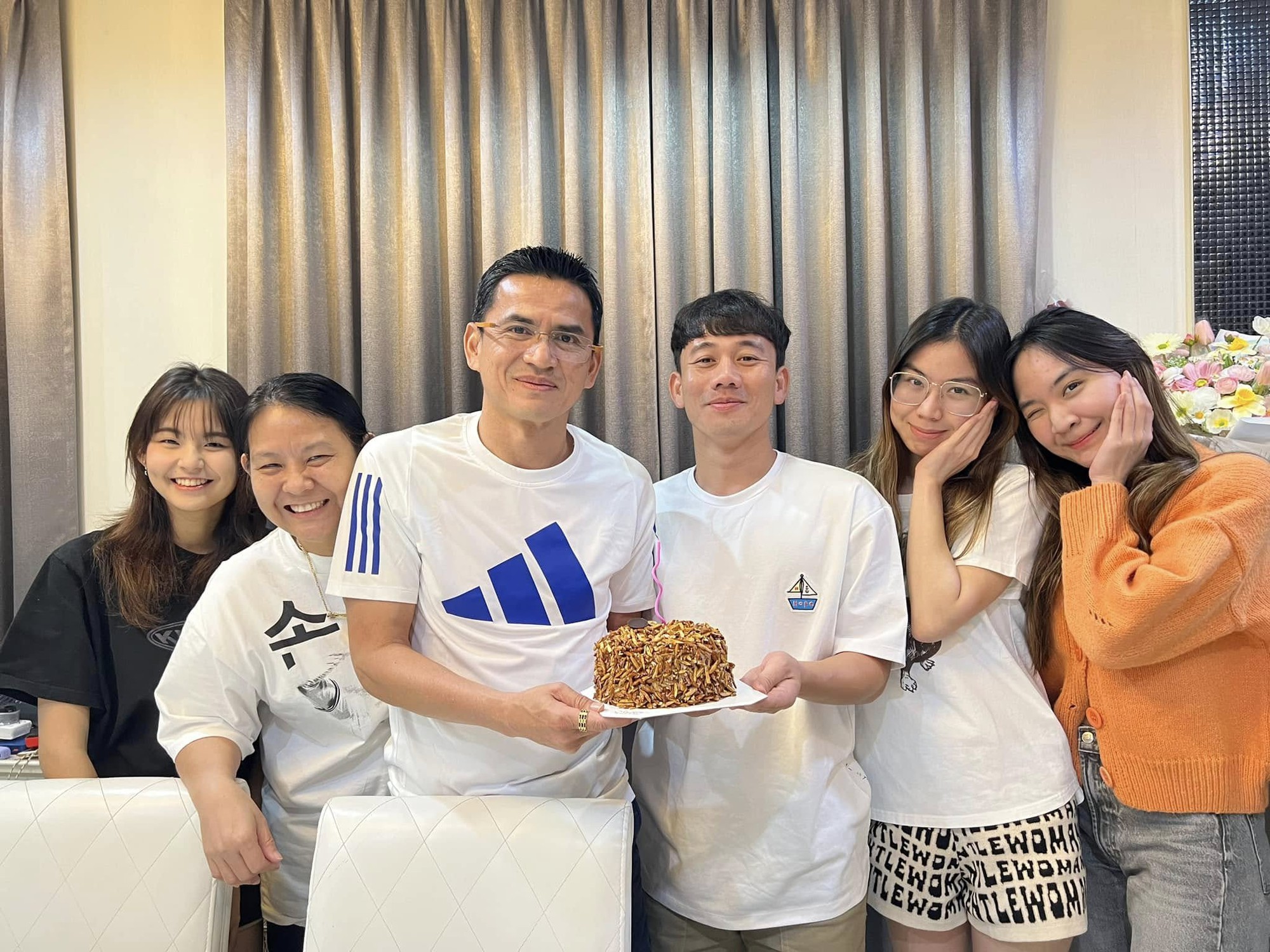 Ái nữ nhà HLV Kiatisuk xinh như hoa hậu, từng được "đẩy thuyền" với Văn Toàn nay hẹn hò trai đẹp y khoa gây sốt! - Ảnh 14. Ái nữ nhà HLV Kiatisuk xinh như hoa hậu, từng được "đẩy thuyền" với Văn Toàn nay hẹn hò trai đẹp y khoa gây sốt! - Ảnh 14.