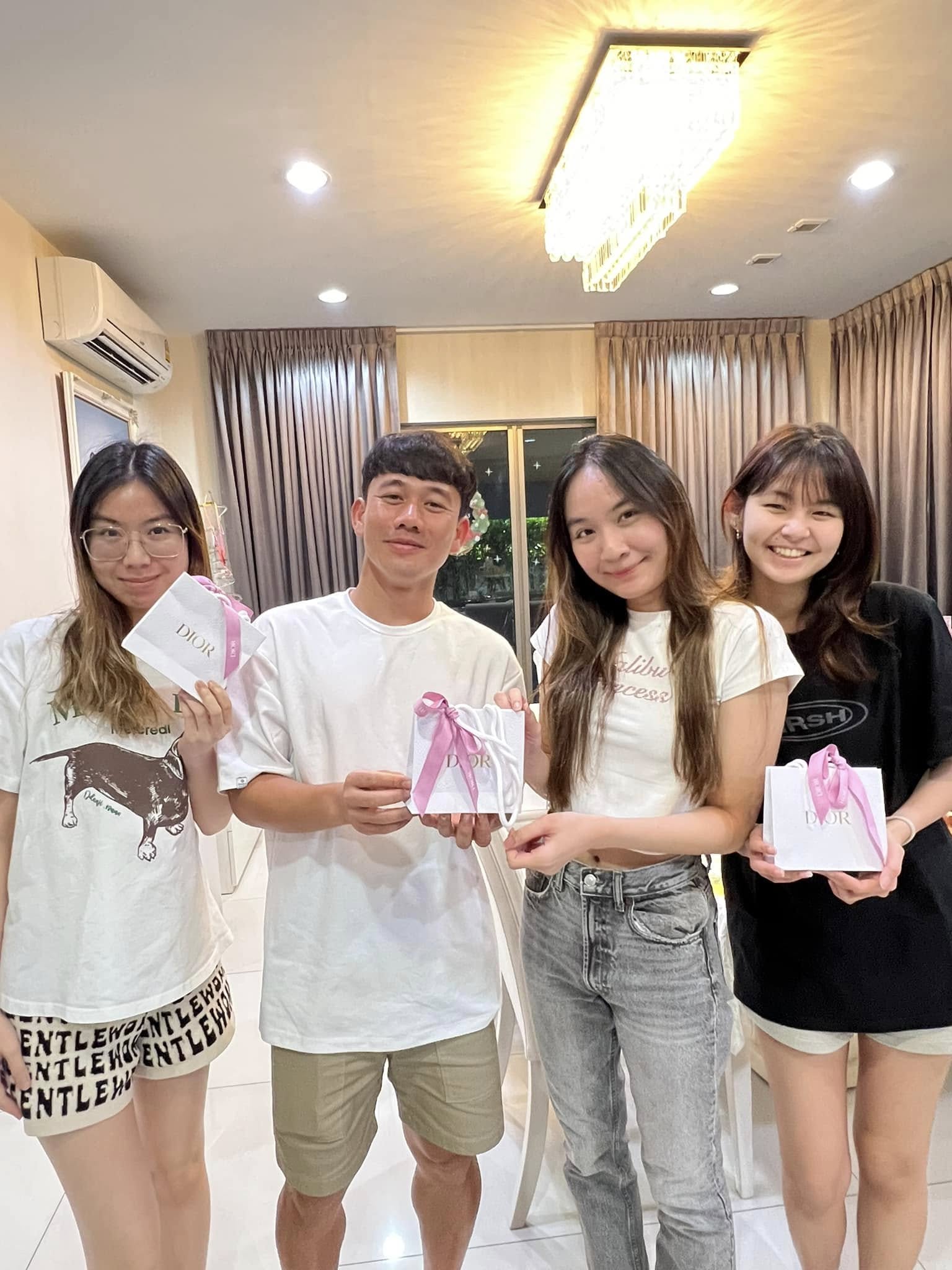 Ái nữ nhà HLV Kiatisuk xinh như hoa hậu, từng được "đẩy thuyền" với Văn Toàn nay hẹn hò trai đẹp y khoa gây sốt! - Ảnh 15. Ái nữ nhà HLV Kiatisuk xinh như hoa hậu, từng được "đẩy thuyền" với Văn Toàn nay hẹn hò trai đẹp y khoa gây sốt! - Ảnh 15.