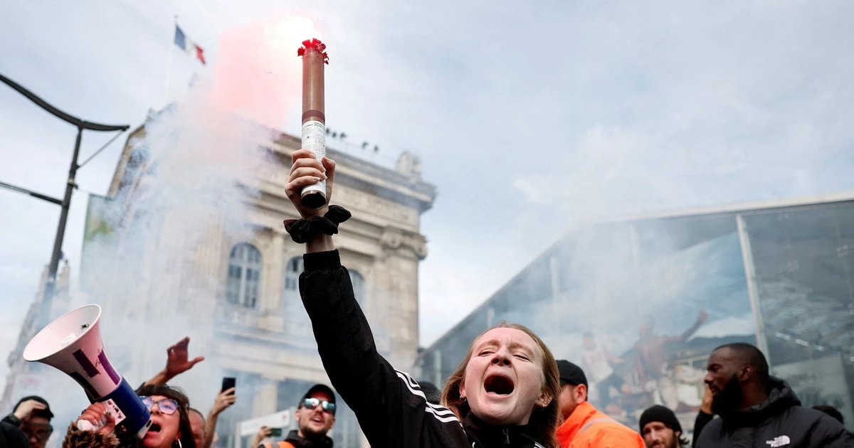 Tổng thống Pháp nộp bằng chứng vợ không phải đàn ông trước tòa án Mỹ - Ảnh 2.