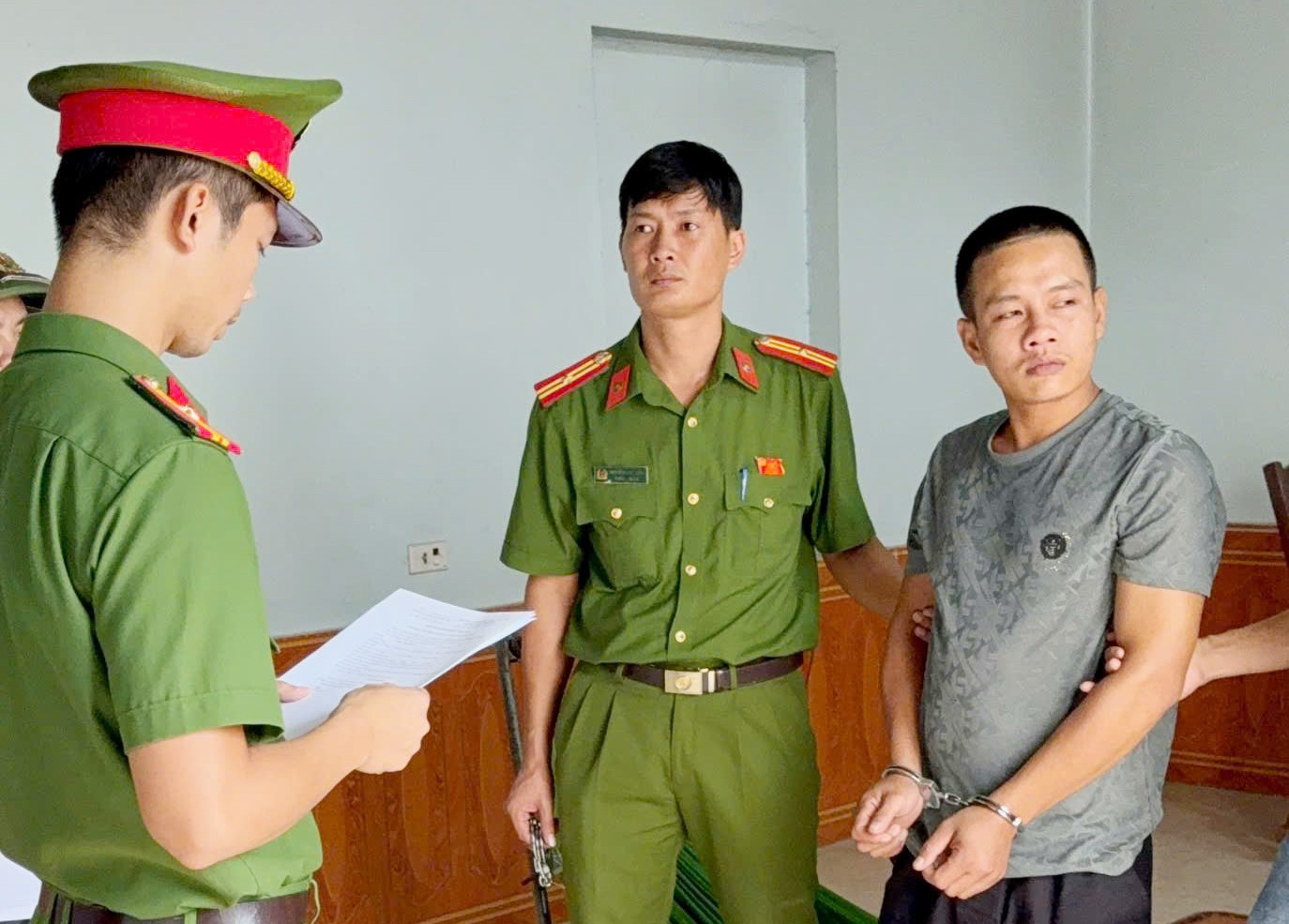 Bắc Ninh: Ngược đãi trẻ em , cha ruột bị khởi tố và đối mặt án tù 5 năm - Ảnh 1.