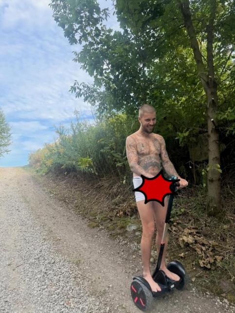 Justin Bieber làm sao nữa vậy: Ra đường mặc mỗi đồ lót, đến giày dép cũng chẳng xỏ!- Ảnh 2. Justin Bieber làm sao nữa vậy: Ra đường mặc mỗi đồ lót, đến giày dép cũng chẳng xỏ!- Ảnh 2.