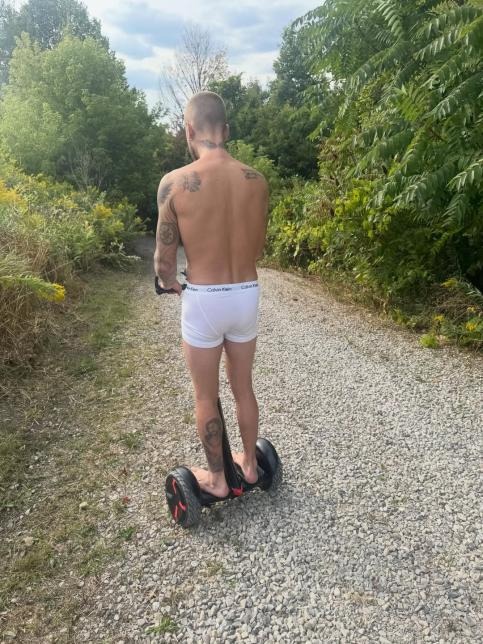 Justin Bieber làm sao nữa vậy: Ra đường mặc mỗi đồ lót, đến giày dép cũng chẳng xỏ!- Ảnh 3. Justin Bieber làm sao nữa vậy: Ra đường mặc mỗi đồ lót, đến giày dép cũng chẳng xỏ!- Ảnh 3.