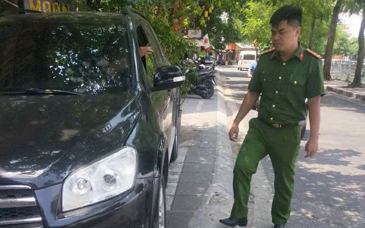 Hà Nội: Tranh cãi chỗ đỗ xe, nữ chủ quán cà phê nguy kịch sau ẩu đả - Ảnh 1.