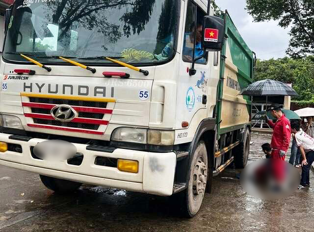 Vụ nam sinh bị xe rác tông tử vong ở sân trường: Nhà trường lên tiếng việc không có camera tại khu vực tai nạn - Ảnh 1.