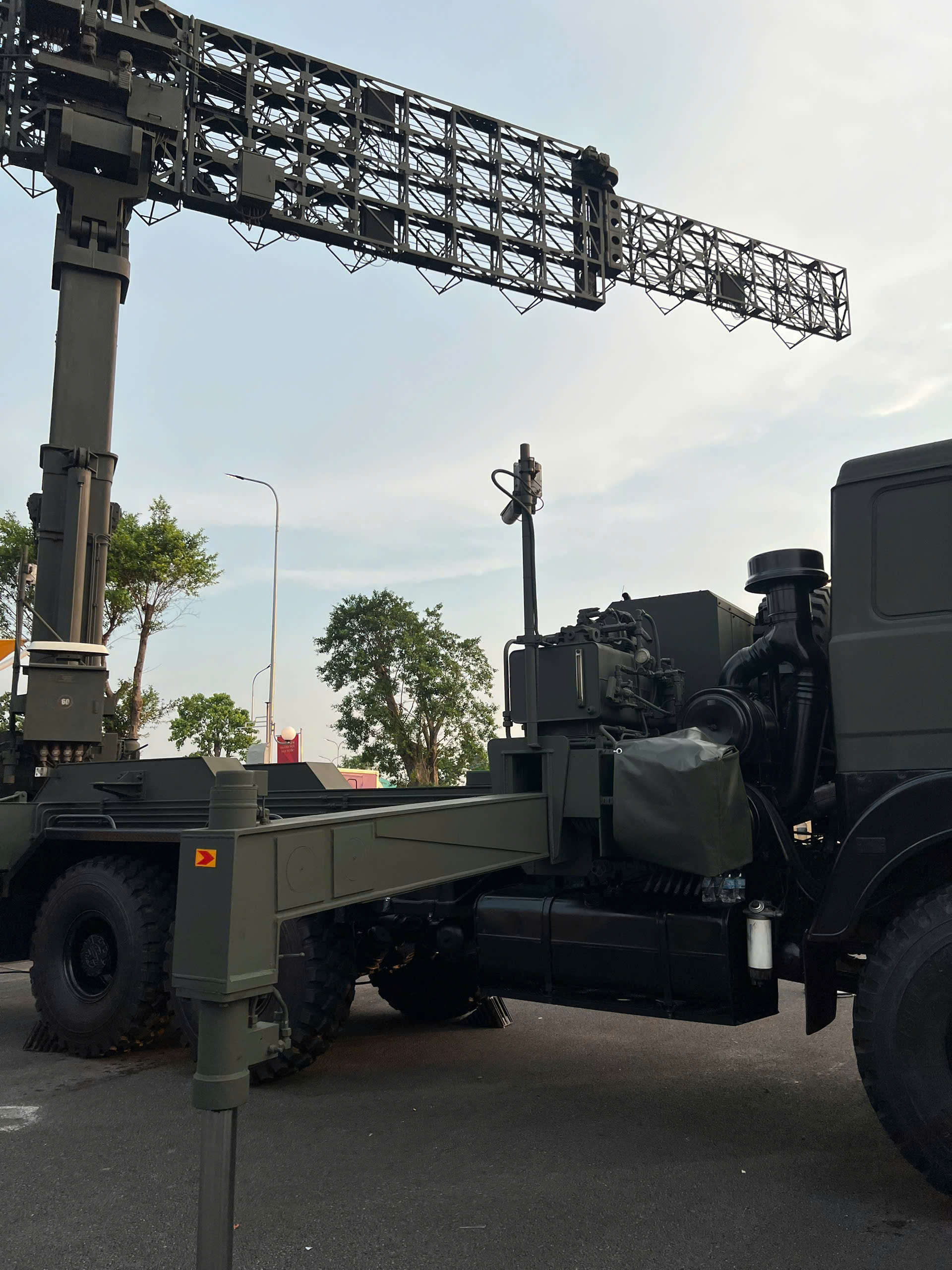 "Gã khổng lồ" của QĐND Việt Nam ở sự kiện quy tụ 7 triệu người: Nặng 40 tấn, phát hiện máy bay tàng hình - Ảnh 5.