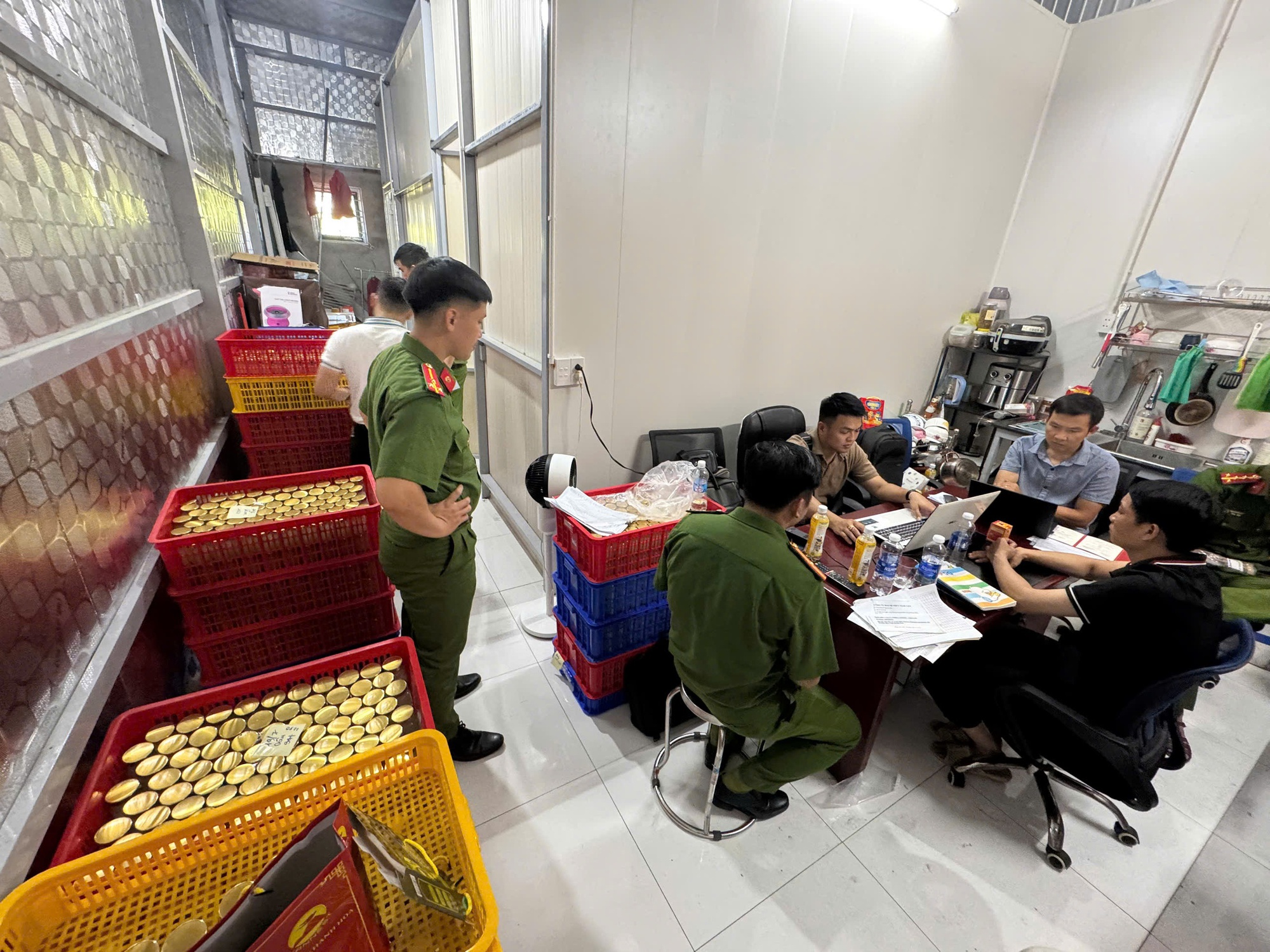 Phát hiện hơn 38.000 lọ nước yến giả, bán đi khắp Đà Nẵng, Hải Phòng, Thanh Hóa- Ảnh 1. Phát hiện hơn 38.000 lọ nước yến giả, bán đi khắp Đà Nẵng, Hải Phòng, Thanh Hóa- Ảnh 1.