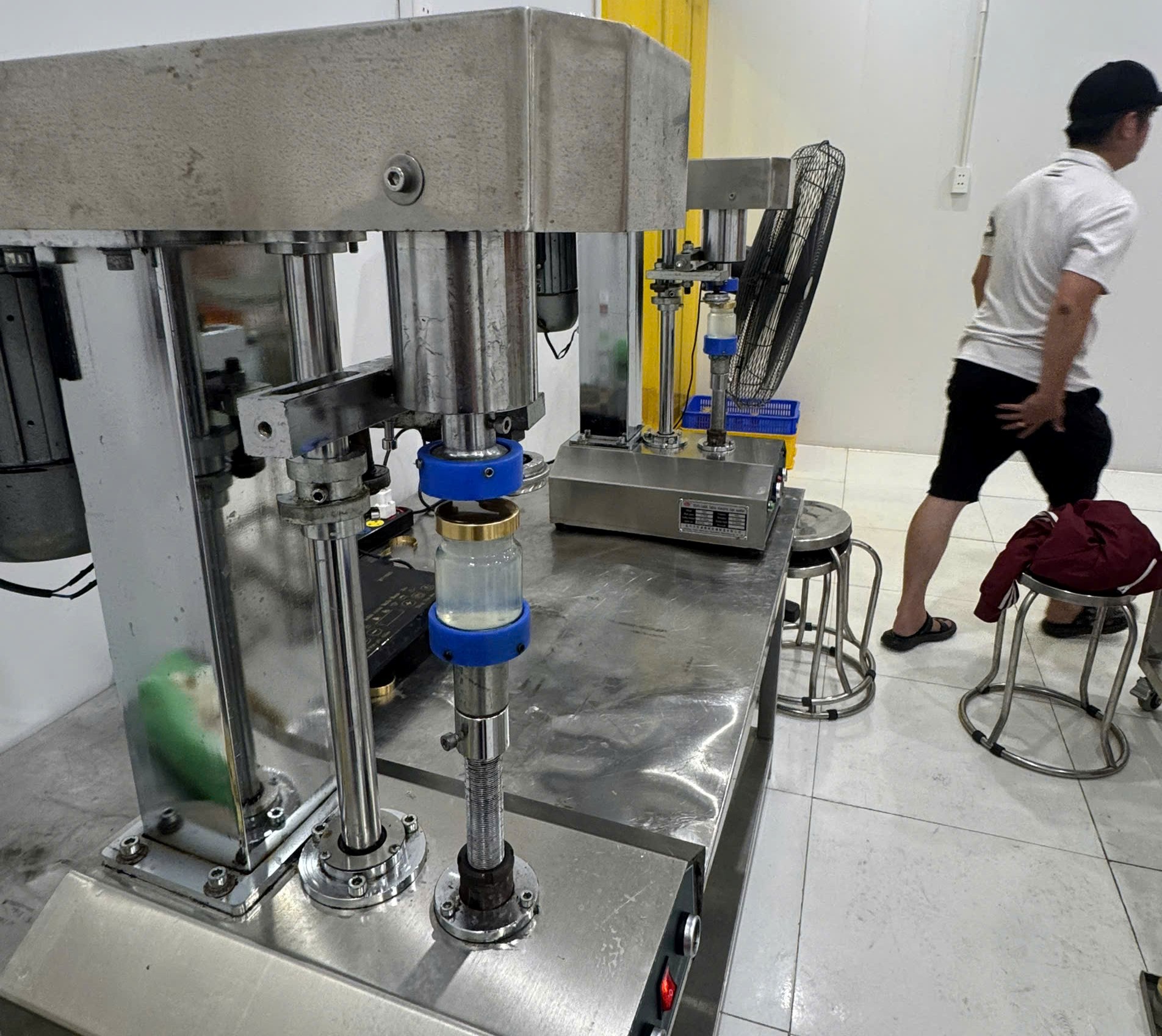 Phát hiện hơn 38.000 lọ nước yến giả, bán đi khắp Đà Nẵng, Hải Phòng, Thanh Hóa- Ảnh 2. Phát hiện hơn 38.000 lọ nước yến giả, bán đi khắp Đà Nẵng, Hải Phòng, Thanh Hóa- Ảnh 2.