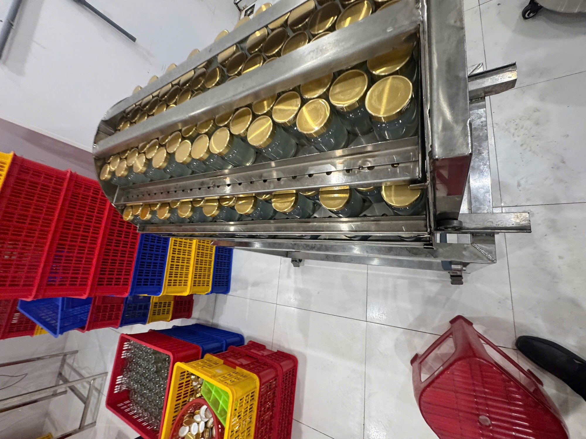 Phát hiện hơn 38.000 lọ nước yến giả, bán đi khắp Đà Nẵng, Hải Phòng, Thanh Hóa- Ảnh 3. Phát hiện hơn 38.000 lọ nước yến giả, bán đi khắp Đà Nẵng, Hải Phòng, Thanh Hóa- Ảnh 3.