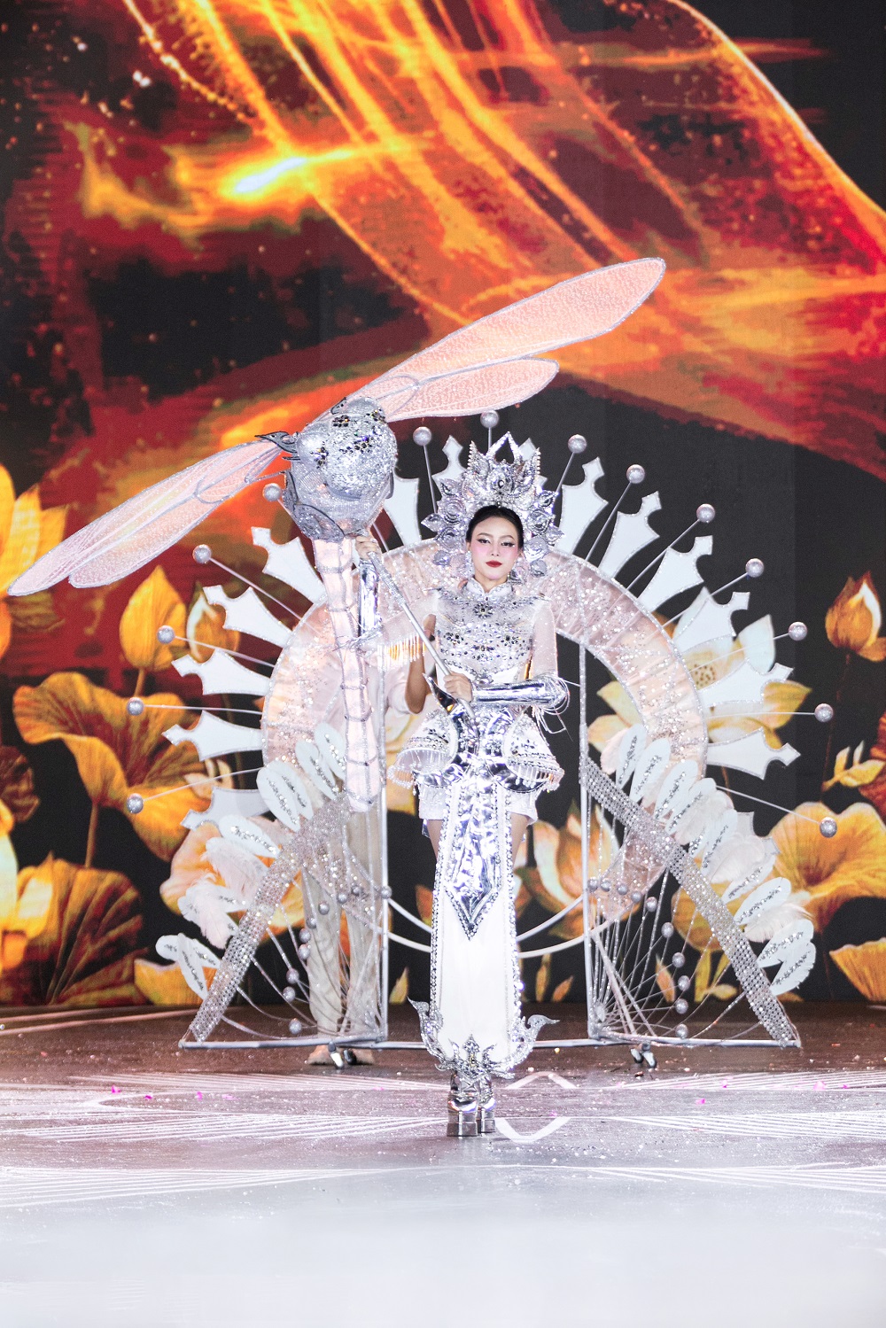 Thí sinh Miss Grand Vietnam 2025 đội mưa trình diễn trang phục dân tộc- Ảnh 5.