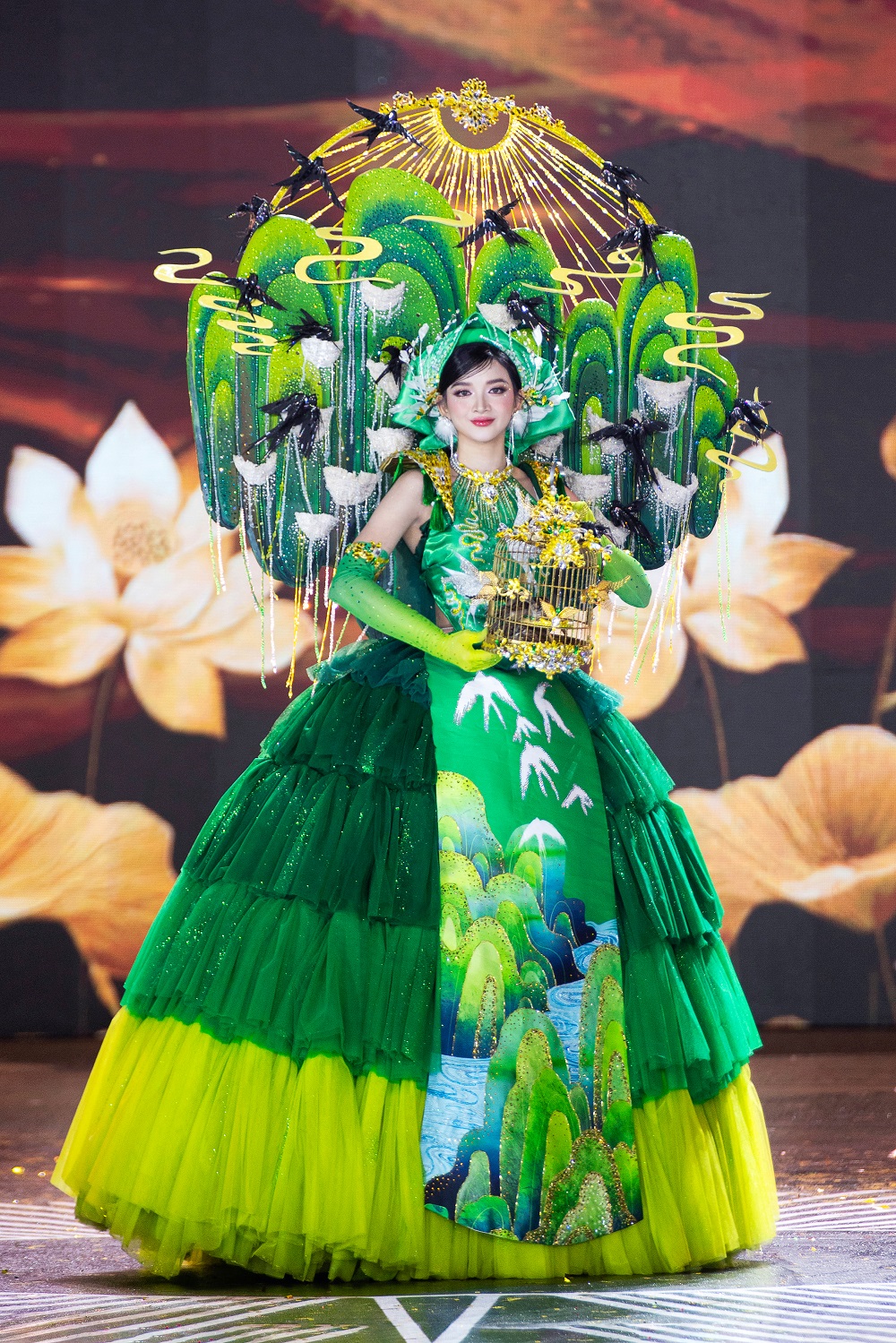Thí sinh Miss Grand Vietnam 2025 đội mưa trình diễn trang phục dân tộc- Ảnh 3.