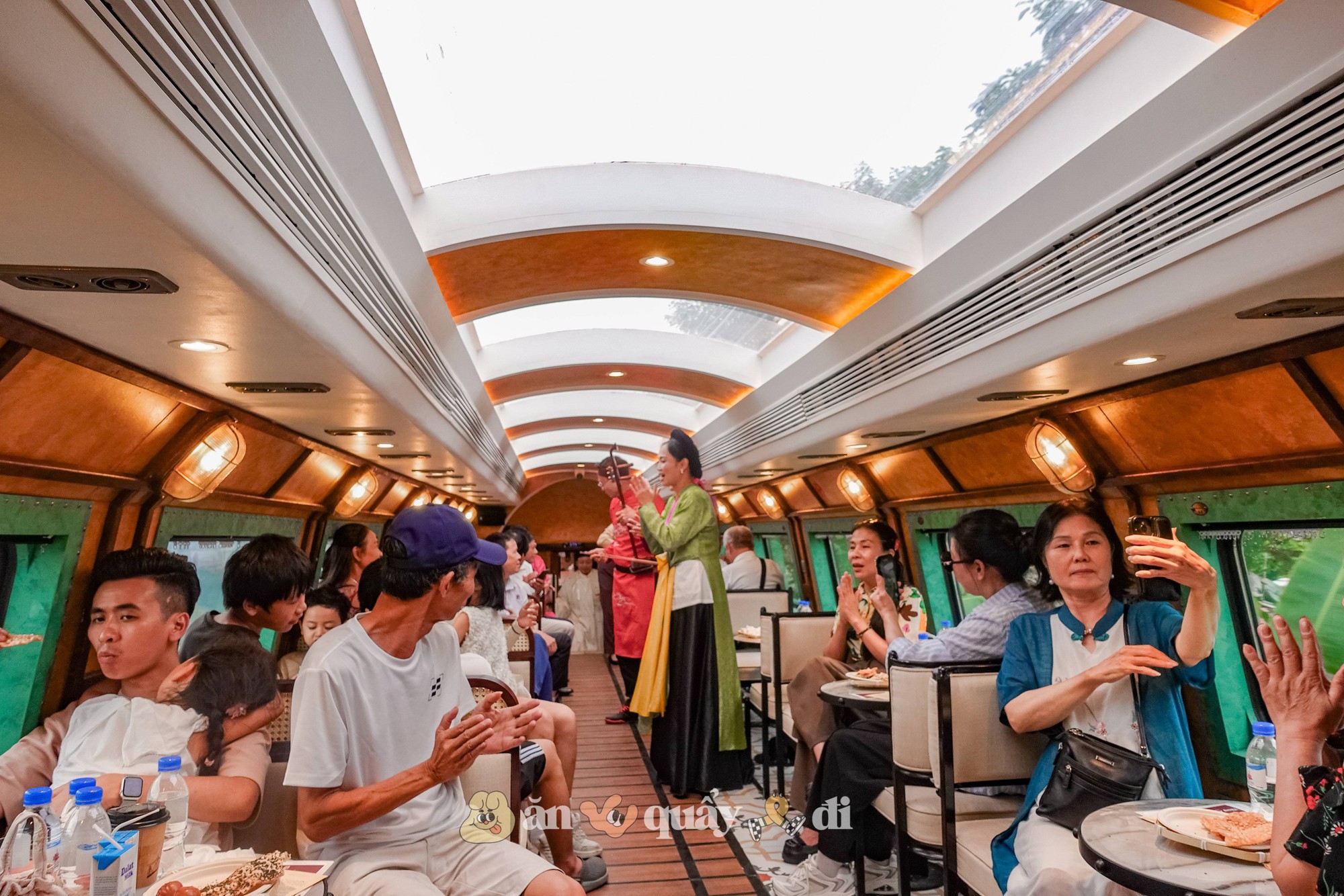 Chi 550k trải nghiệm 3,5h trên tàu "Hà Nội 5 cửa ô": Xịn như khách sạn hay còn điều gì khiến du khách lăn tăn? - Ảnh 18.