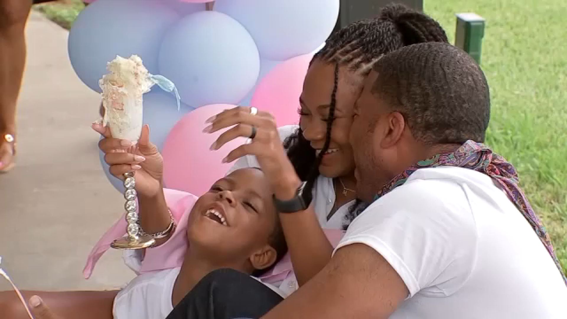 Gia đình phá vỡ "nỗi buồn thế kỷ" kéo dài 108 năm của dòng họ nhờ sự xuất hiện của một bé gái - Ảnh 2.