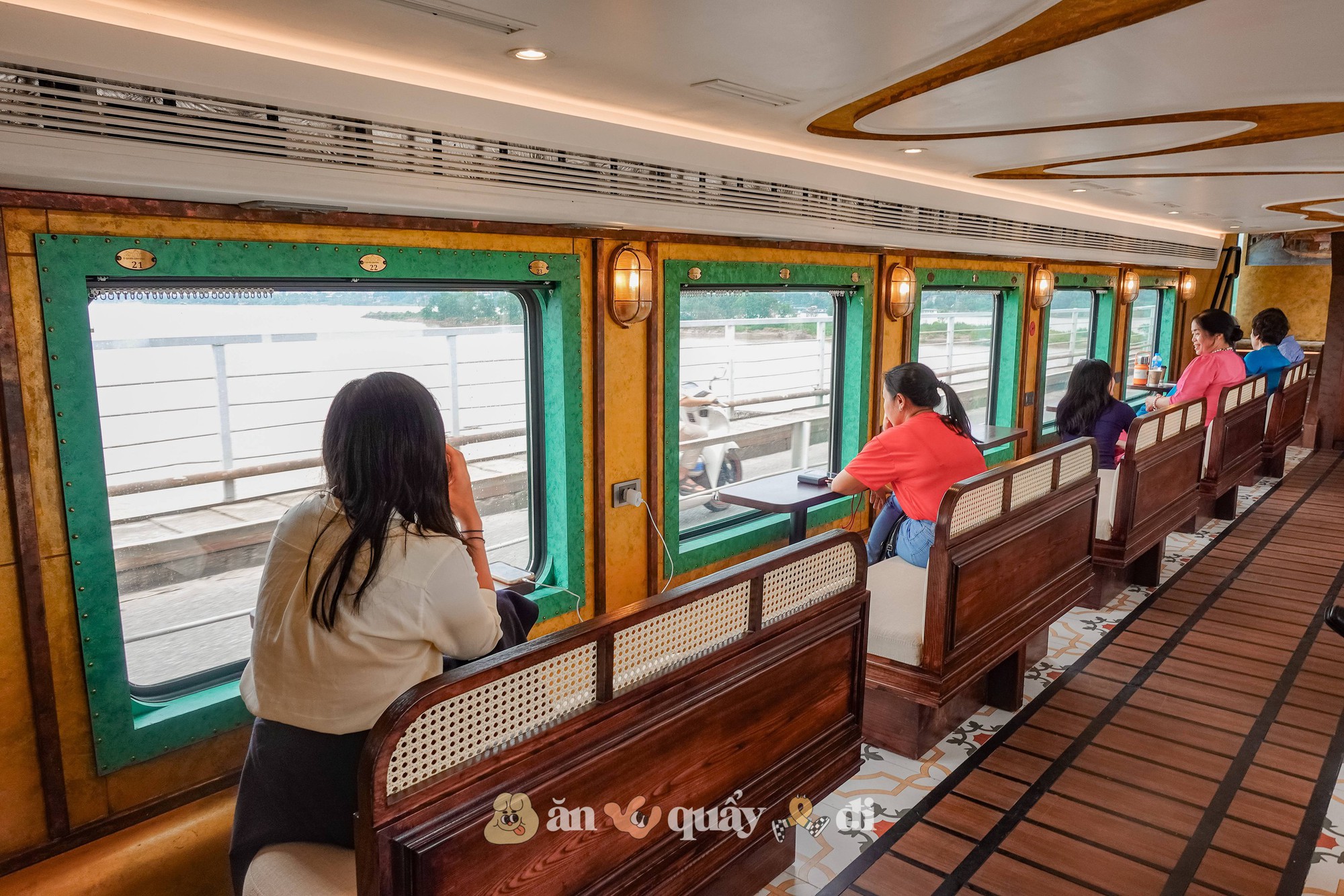 Chi 550k trải nghiệm 3,5h trên tàu "Hà Nội 5 cửa ô": Xịn như khách sạn hay còn điều gì khiến du khách lăn tăn? - Ảnh 4.