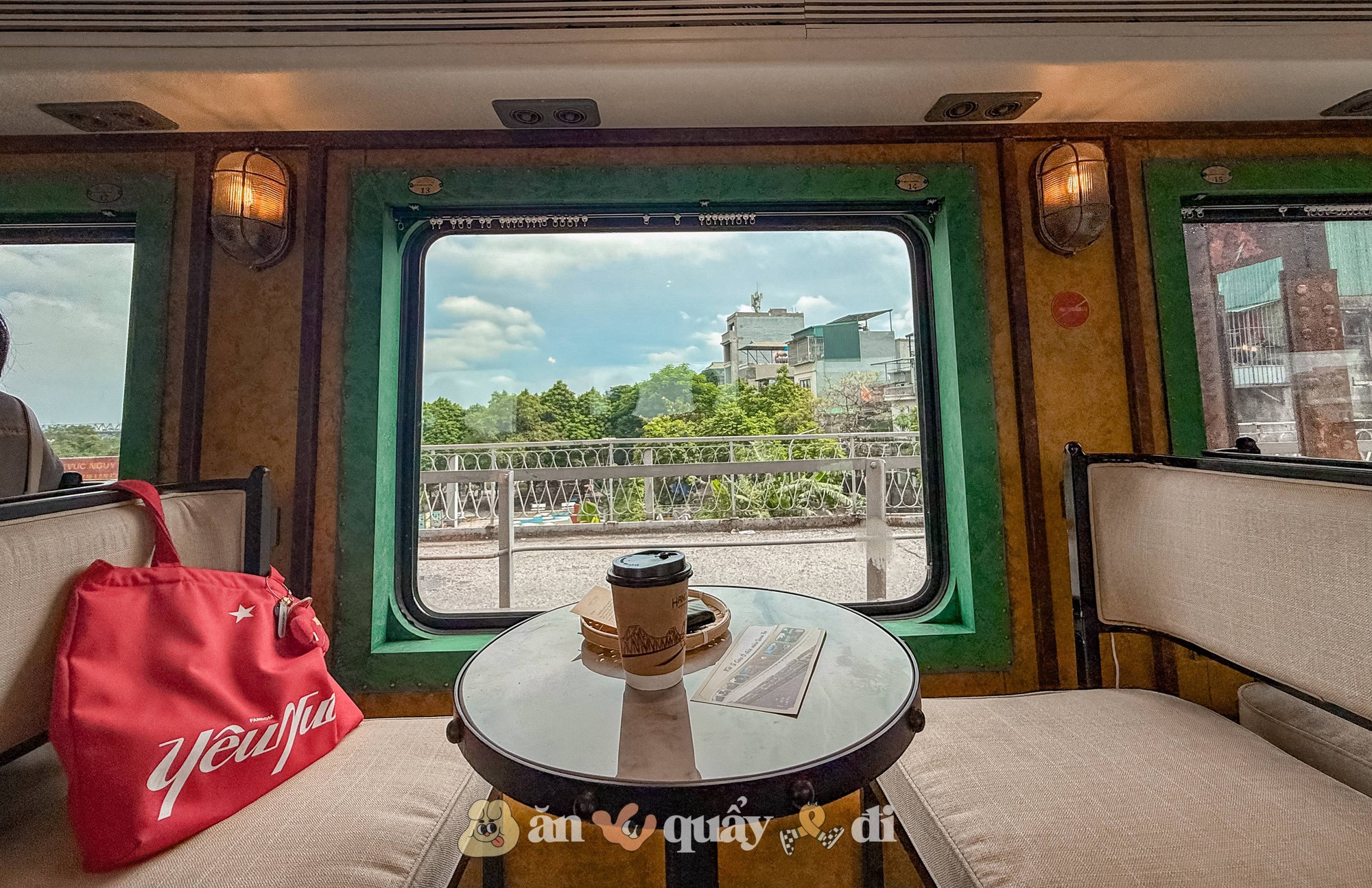 Chi 550k trải nghiệm 3,5h trên tàu "Hà Nội 5 cửa ô": Xịn như khách sạn hay còn điều gì khiến du khách lăn tăn? - Ảnh 1.
