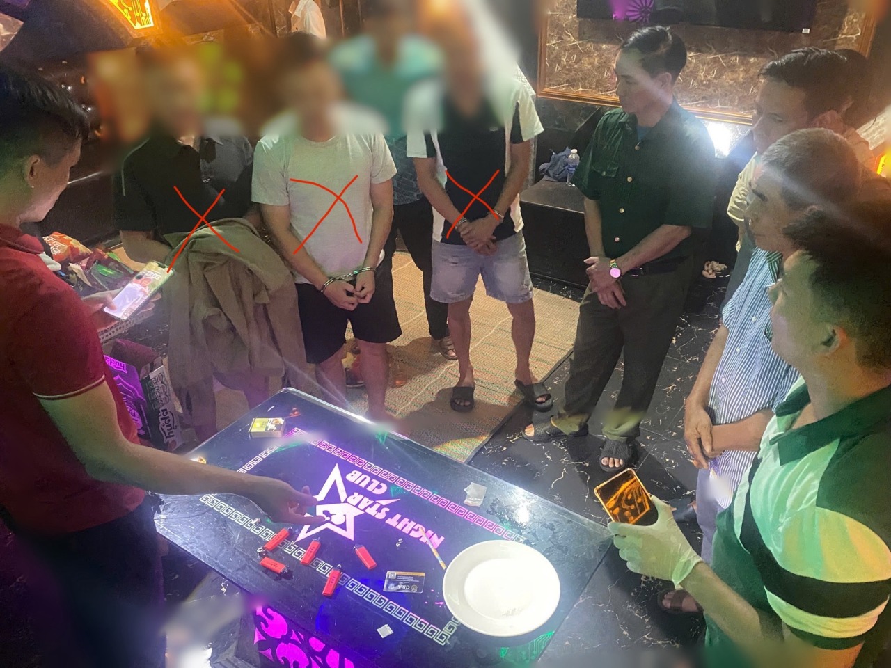 C&ocirc;ng an ph&aacute;t hiện điều g&igrave; trong ph&ograve;ng 202 qu&aacute;n karaoke Night Star? - Ảnh 1.