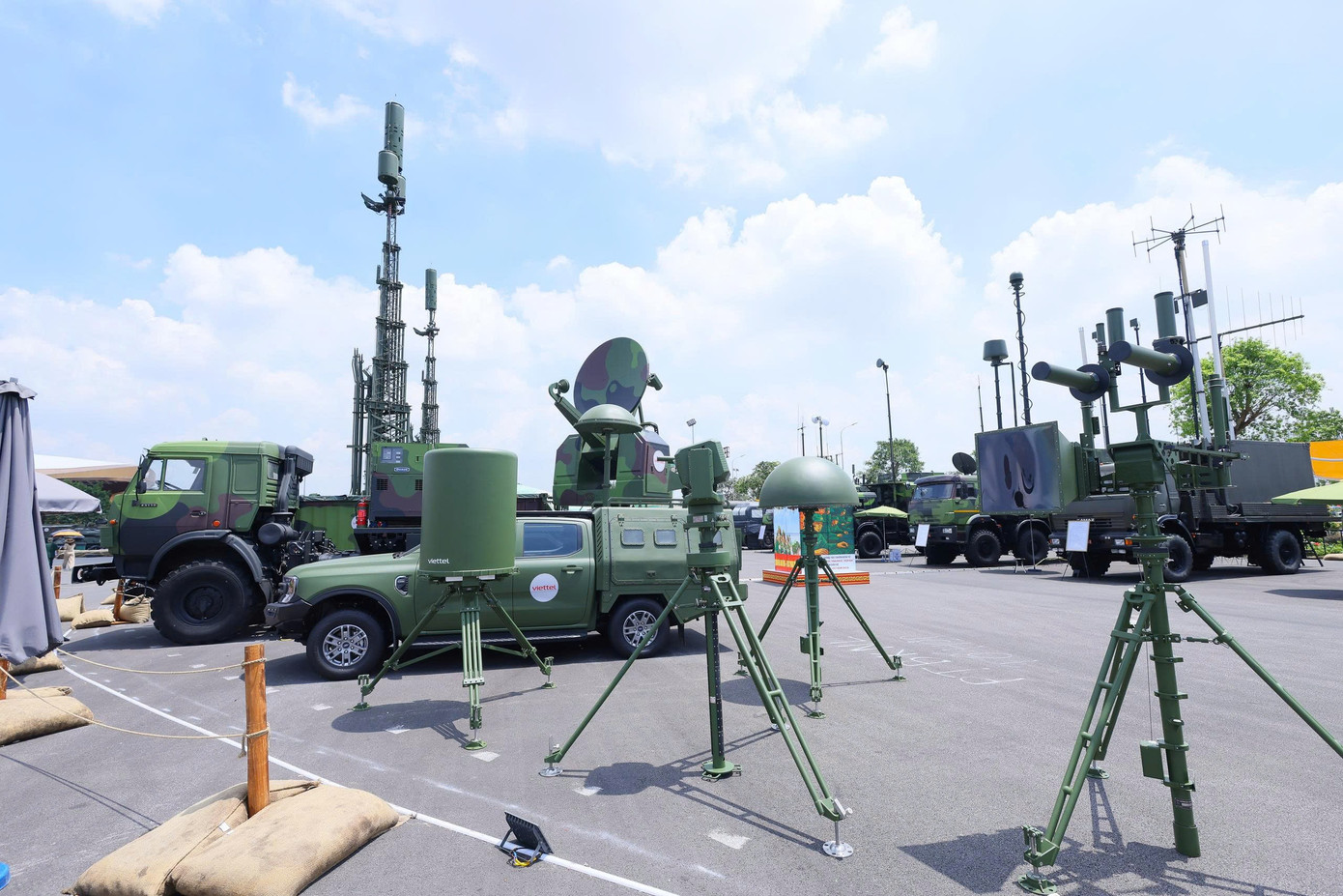 Tổ hợp chống UAV và ra - đa 3D phòng không ' made by Vietnam ' tại Triển lãm quốc phòng - Ảnh 1.