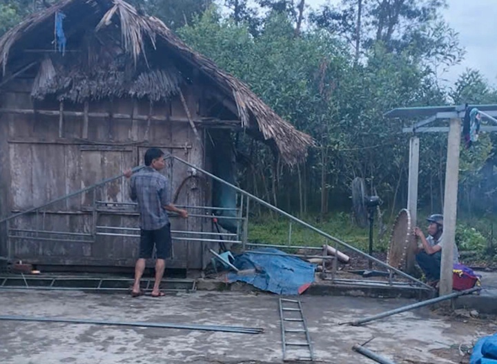 Nam thanh niên ở Hà Tĩnh bị sét đánh chết khi xem điện thọai trong nhà - Ảnh 1.