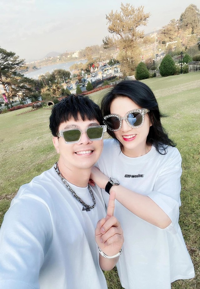 “Ông vua” đắt show hội chợ nhất miền Tây: Vào nghề cát-xê chỉ 20 nghìn đồng/đêm, thời đỉnh cao con số gấp 500 lần- Ảnh 4. “Ông vua” đắt show hội chợ nhất miền Tây: Vào nghề cát-xê chỉ 20 nghìn đồng/đêm, thời đỉnh cao con số gấp 500 lần- Ảnh 4.