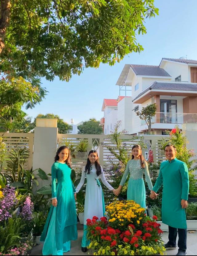 Phó Chủ tịch Hội điện ảnh Việt Nam và vợ đại gia: 20 năm mặn nồng, sống trong biệt thự đắt đỏ ở TP.HCM - Ảnh 6.