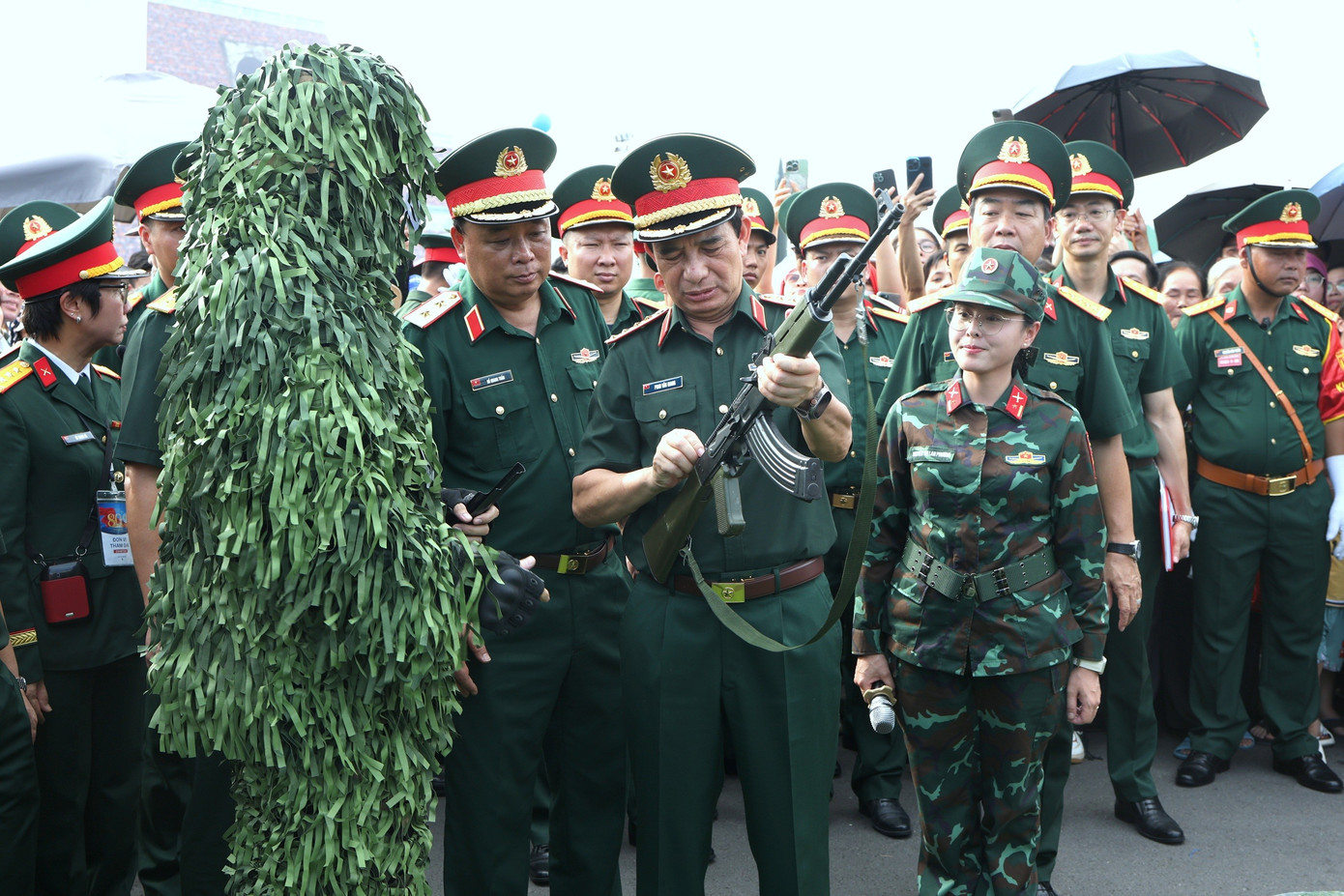 Đại tướng Phan Văn Giang kiểm tra vũ khí hiện đại tại Trung tâm Triển lãm Quốc gia - Ảnh 2.
