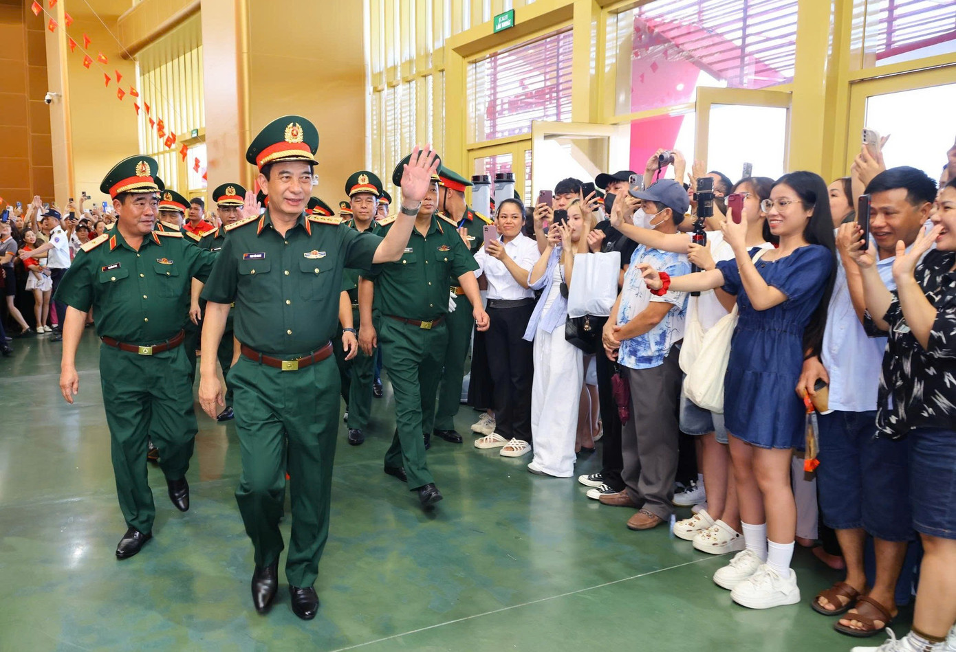 Đại tướng Phan Văn Giang kiểm tra vũ khí hiện đại tại Trung tâm Triển lãm Quốc gia - Ảnh 1.