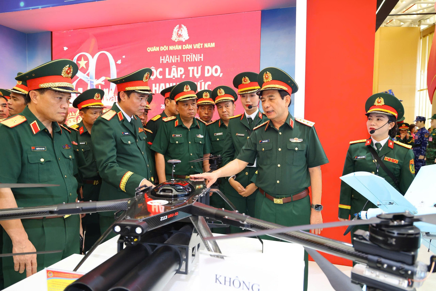 Đại tướng Phan Văn Giang kiểm tra vũ khí hiện đại tại Trung tâm Triển lãm Quốc gia - Ảnh 5.