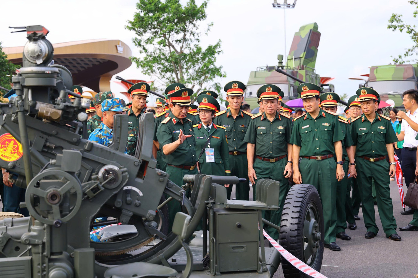 Đại tướng Phan Văn Giang kiểm tra vũ khí hiện đại tại Trung tâm Triển lãm Quốc gia - Ảnh 7.