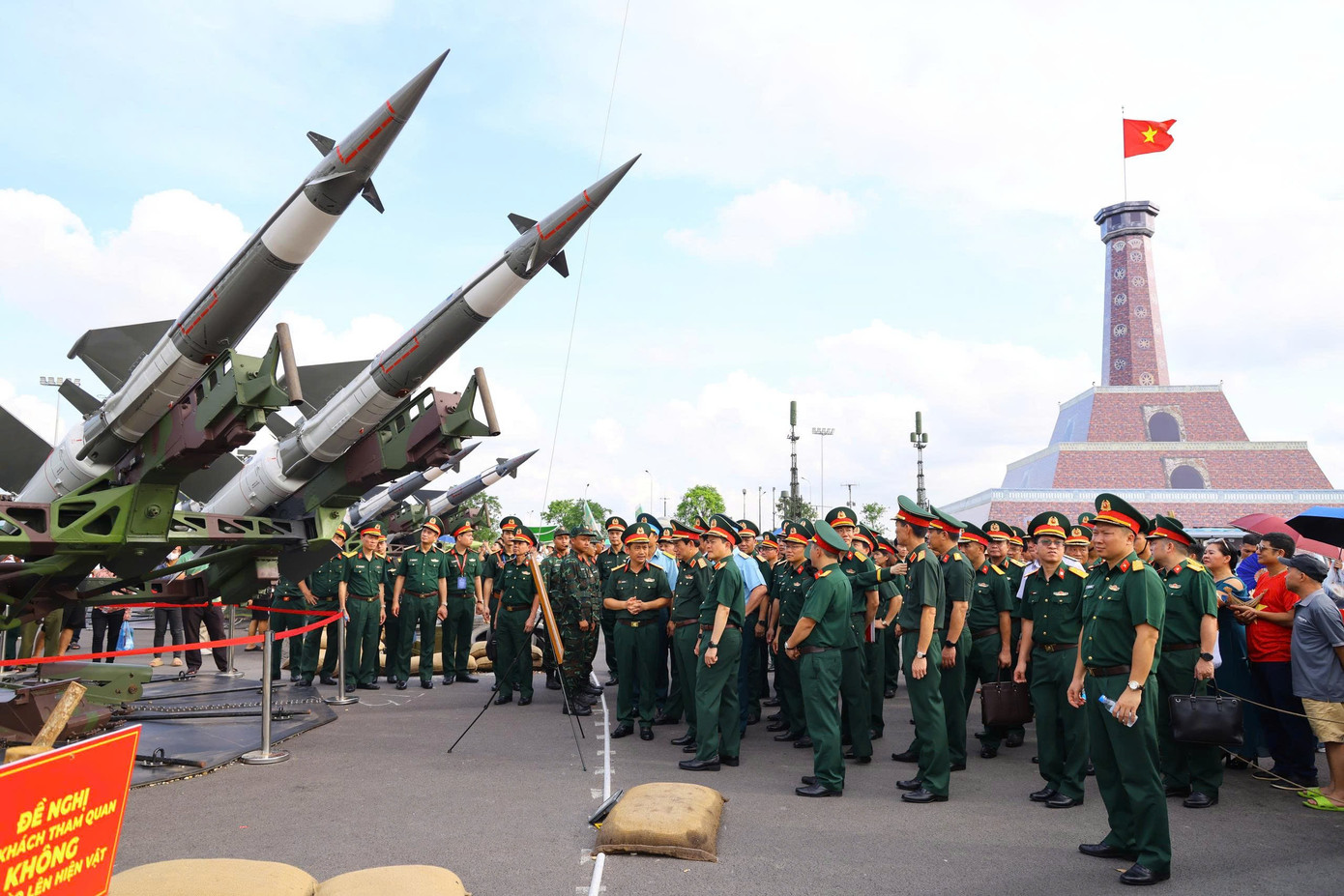 Đại tướng Phan Văn Giang kiểm tra vũ khí hiện đại tại Trung tâm Triển lãm Quốc gia - Ảnh 6.