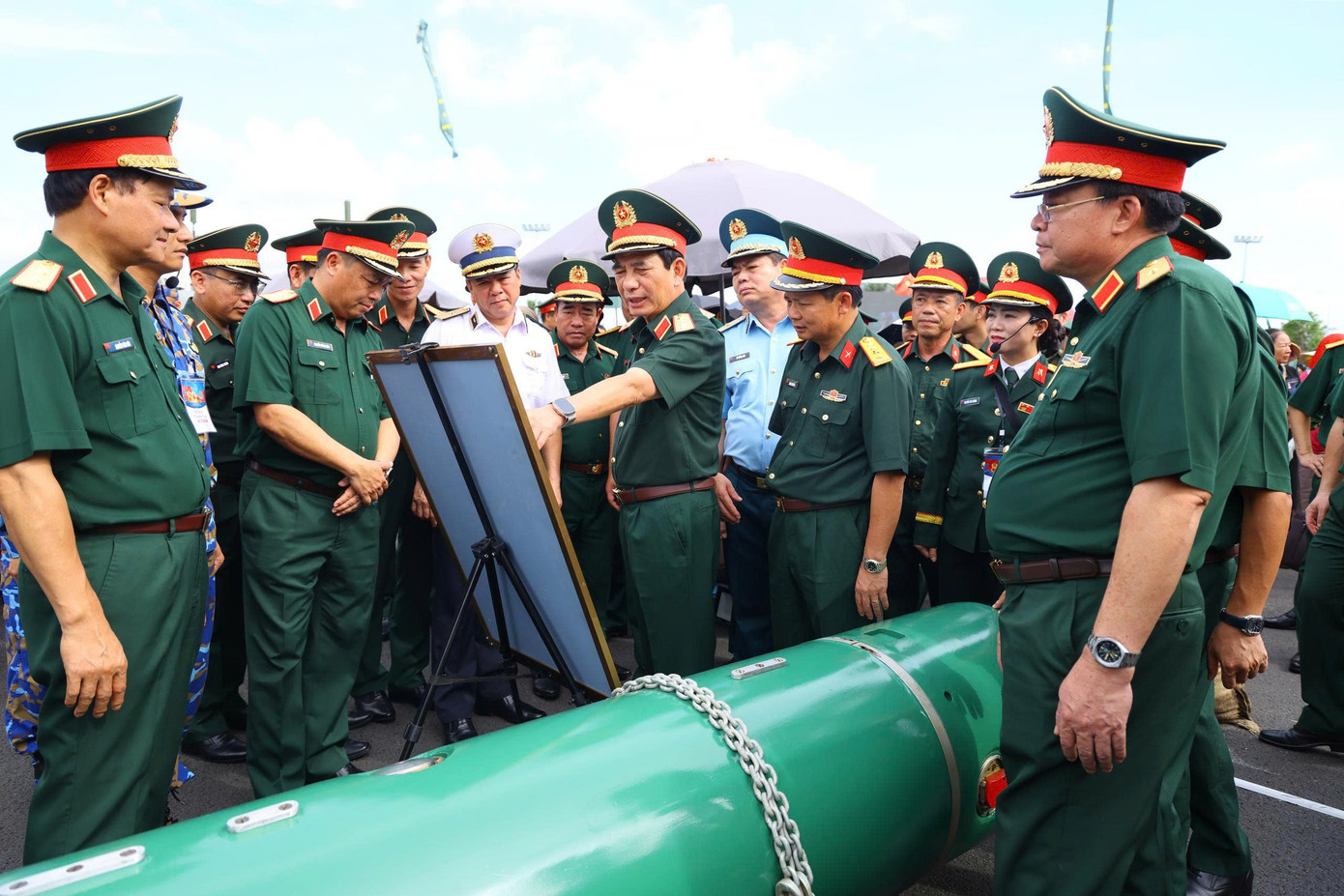 Đại tướng Phan Văn Giang kiểm tra vũ khí hiện đại tại Trung tâm Triển lãm Quốc gia - Ảnh 9.