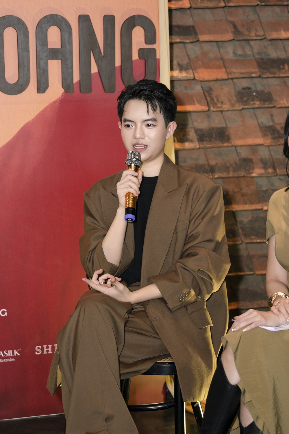 NTK Phan Đăng Hoàng mang tranh sơn mài Nguyễn Gia Trí đến tuần lễ thời trang Milan- Ảnh 1. NTK Phan Đăng Hoàng mang tranh sơn mài Nguyễn Gia Trí đến tuần lễ thời trang Milan- Ảnh 1.