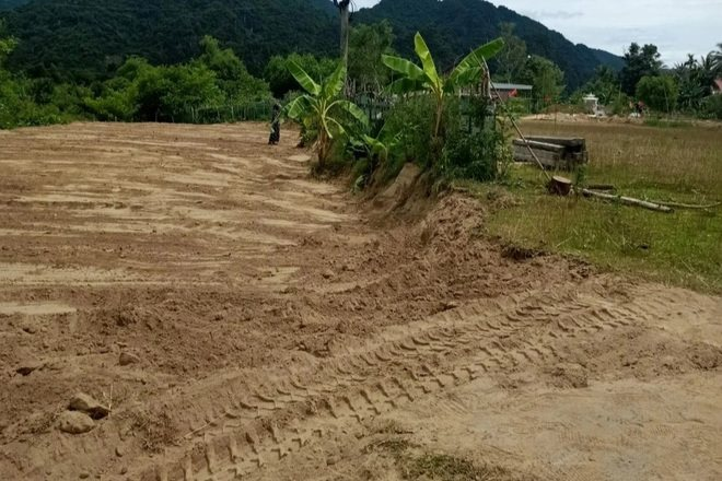 San Đất Để Làm Vườn, Người Dân Phát Hiện Vật Hình Hộp Màu Xanh Lạ, Chuyên Gia Xác Nhận Báu Vật Hiếm Có 600 Năm Tuổi 1 Co Vat 600 Nam Tuoi Nam Trong Vuon Nha 1757649432691 1757649433516242584034