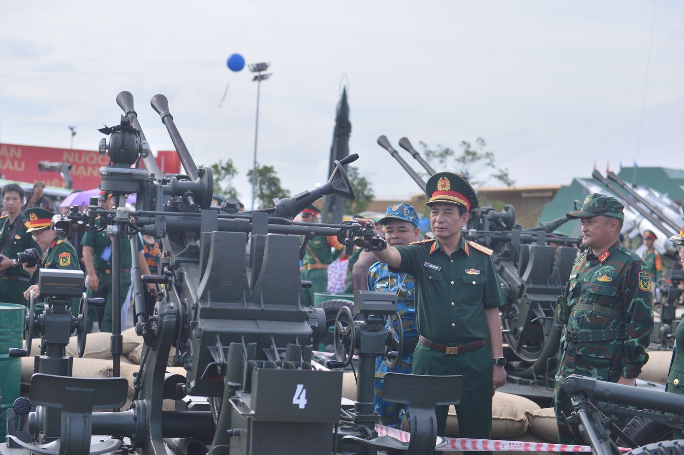 Đại tướng Phan Văn Giang kiểm tra vũ khí hiện đại tại Trung tâm Triển lãm Quốc gia - Ảnh 8.