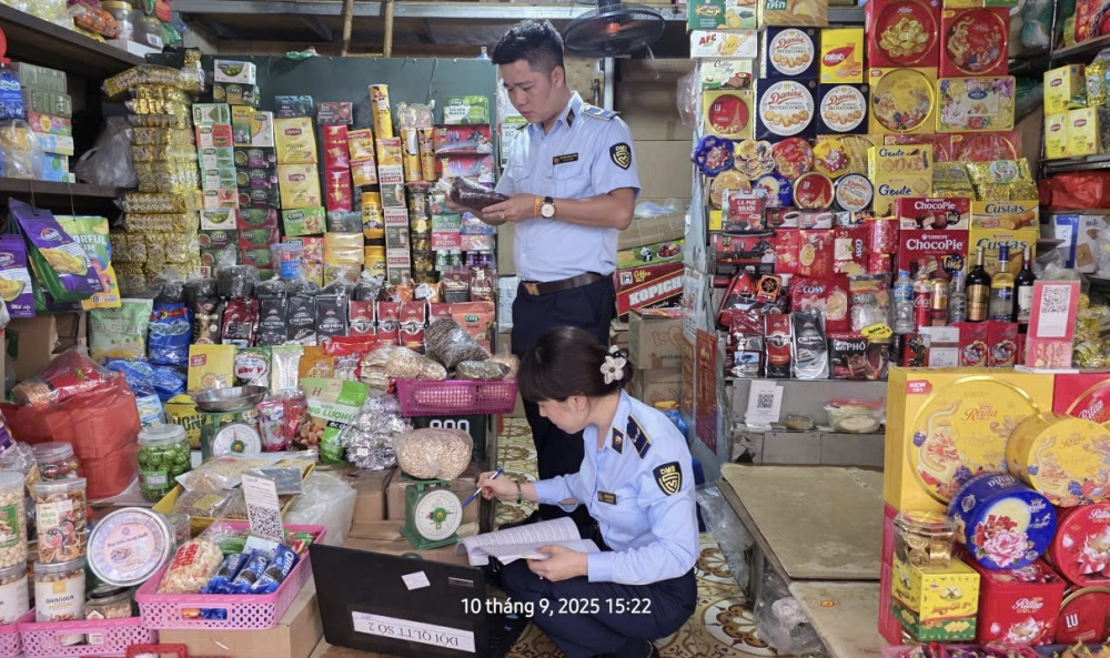 Hà Nội thu giữ hơn 1000 bánh Trung thu và nhiều đồ chơi trẻ em không rõ nguồn gốc- Ảnh 2. Hà Nội thu giữ hơn 1000 bánh Trung thu và nhiều đồ chơi trẻ em không rõ nguồn gốc- Ảnh 2.