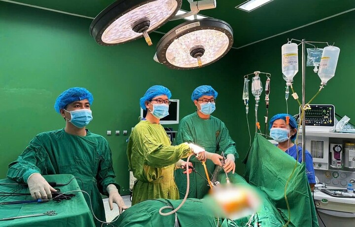 Nam sinh lớp 7 bị đâm thấu ngực trong khuôn viên trường: Vụ xô xát đau lòng - Ảnh 1. Nam sinh lớp 7 bị đâm thấu ngực trong khuôn viên trường: Vụ xô xát đau lòng - Ảnh 1.