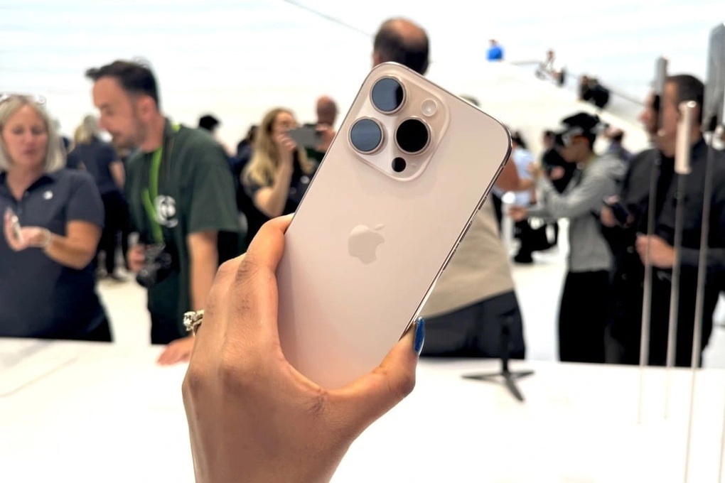 Ai Chê Thì Chê Nhưng Phải Thừa Nhận, Có Một Điều Chỉ Apple Làm Được: Mỗi Lần Iphone Ra Mắt Là Một Cơn Sốt Màu Sắc, Cả Thế Giới &Quot;Phát Cuồng&Quot; 4 Iphone 16 Pro Max Mashable Crop 1725986185509 1757596739953 17575967409951335714711 1757641681575 1757641681829992699632