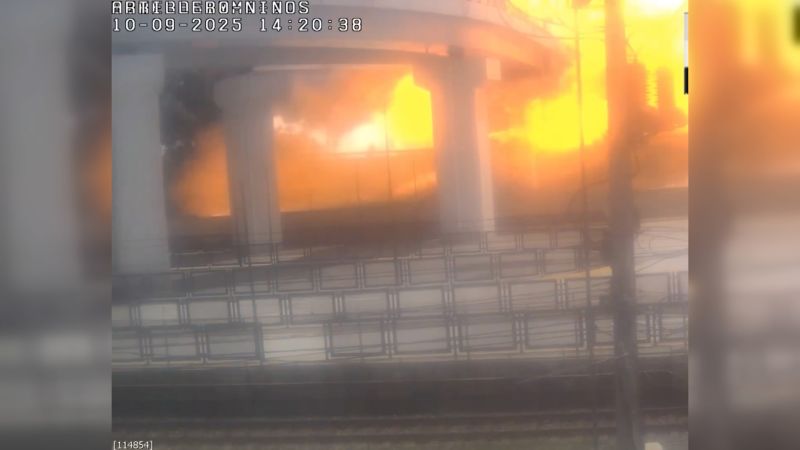 Khoảnh khắc xe chở xăng phát nổ khiến gần 100 người thương vong, mọi người bỏ chạy trong tiếng la hét cầu cứu- Ảnh 1. Khoảnh khắc xe chở xăng phát nổ khiến gần 100 người thương vong, mọi người bỏ chạy trong tiếng la hét cầu cứu- Ảnh 1.