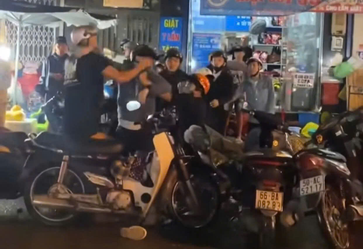Nhóm thanh niên đánh nhau do mâu thuẫn giật cô hồn tại TP HCM - Ảnh 1.
