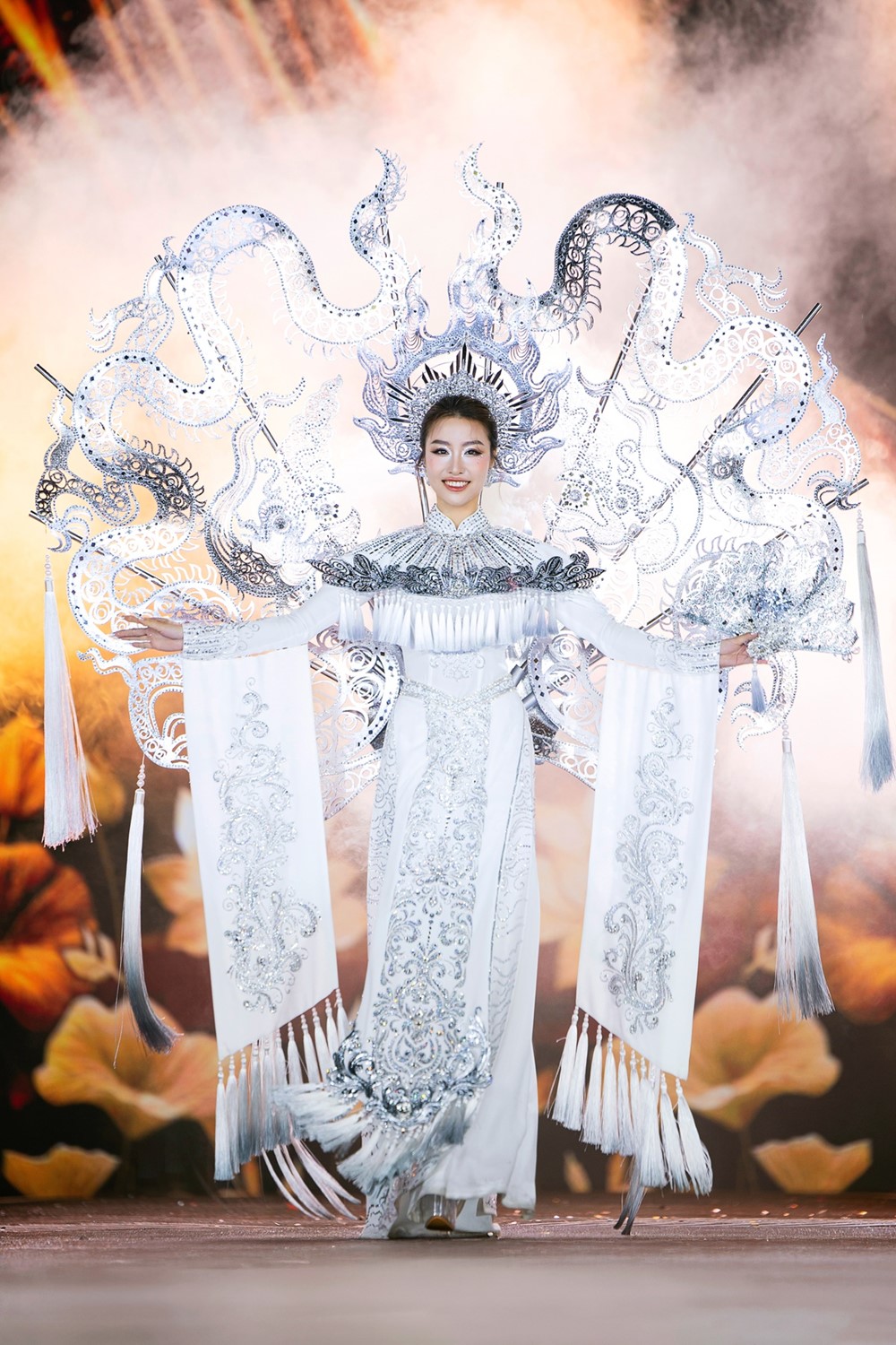 NTK Minh Châu hé lộ hậu trường thực hiện trang phục dân tộc ở Miss Grand Vietnam 2025- Ảnh 5. NTK Minh Châu hé lộ hậu trường thực hiện trang phục dân tộc ở Miss Grand Vietnam 2025- Ảnh 5.