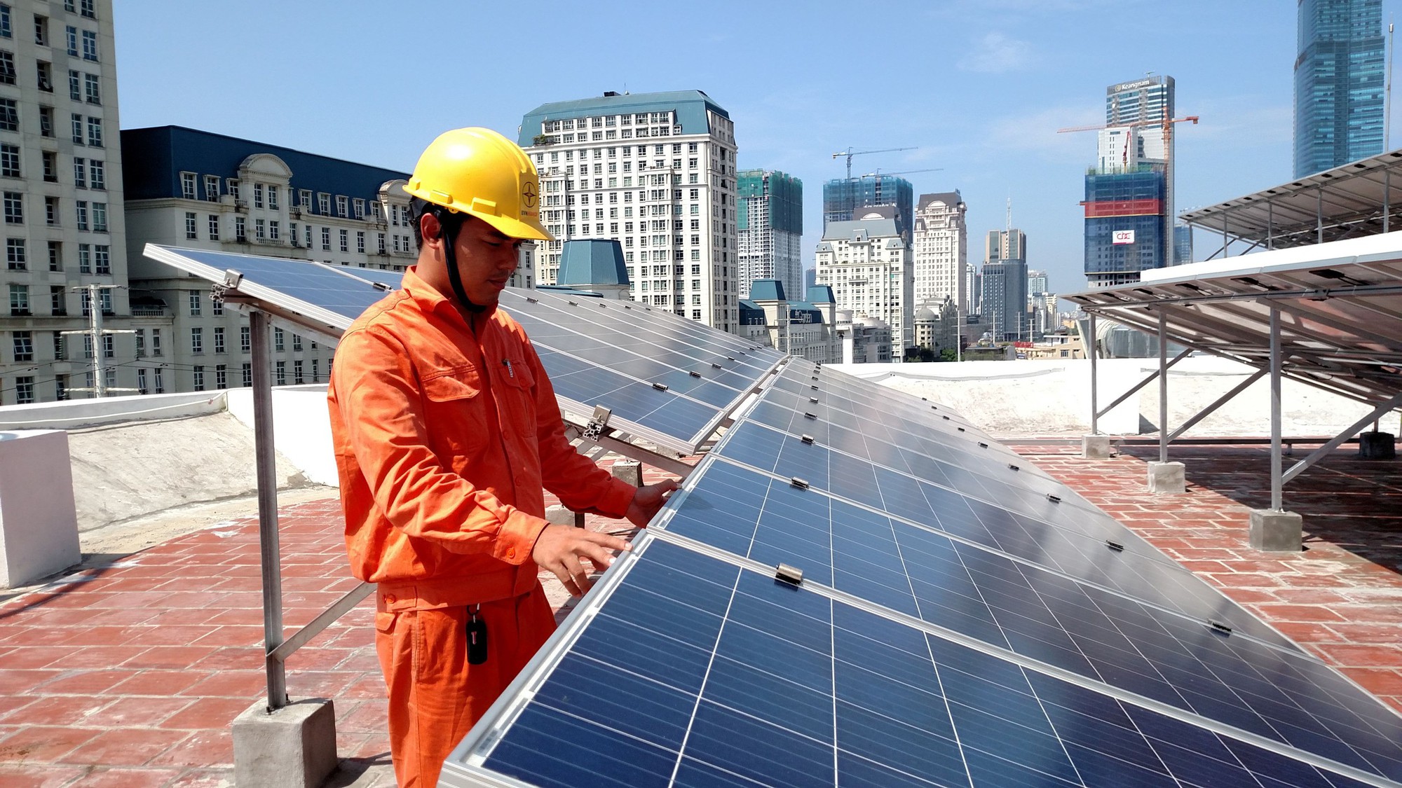 Phạt lắp điện mặt trời mái nhà nếu không thông báo: Người dân lo thêm thủ tục, EVN nói gì?- Ảnh 1. Phạt lắp điện mặt trời mái nhà nếu không thông báo: Người dân lo thêm thủ tục, EVN nói gì?- Ảnh 1.