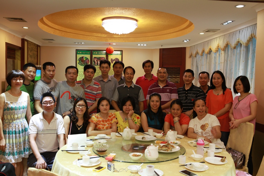 Họp lớp và những câu chuyện bất ngờ: Khi lương được đem ra bàn luận - Ảnh 1.