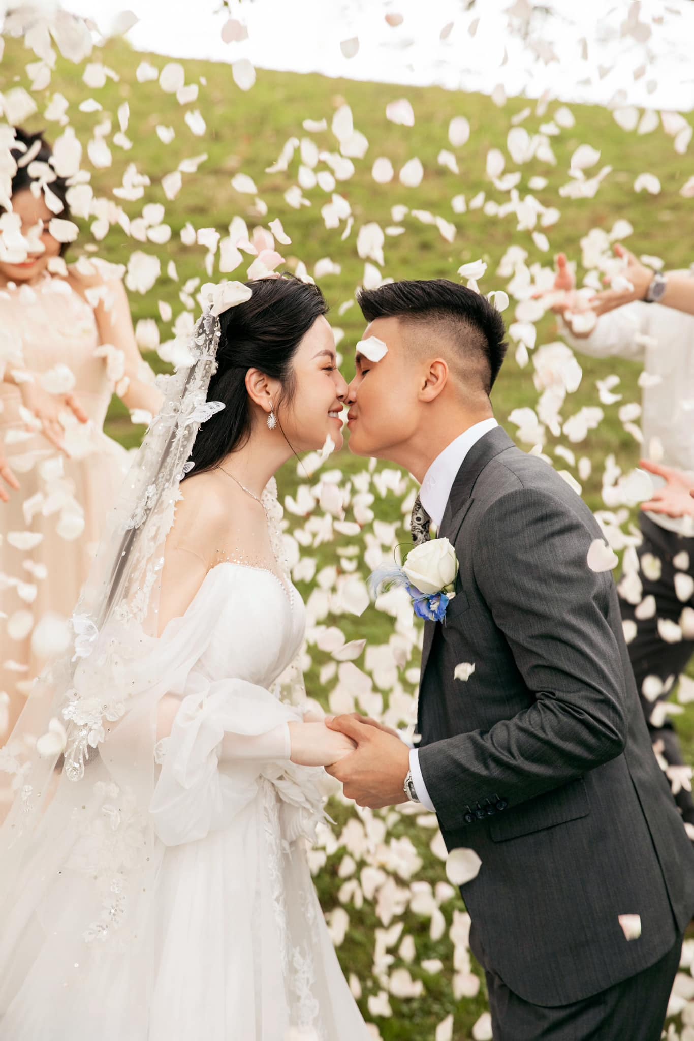 Quang Hải được vợ lái xế hộp bạc tỷ đưa đi làm, tưởng "số hưởng" ai dè lại "tốn" ngay một iPhone 17 - Ảnh 3.