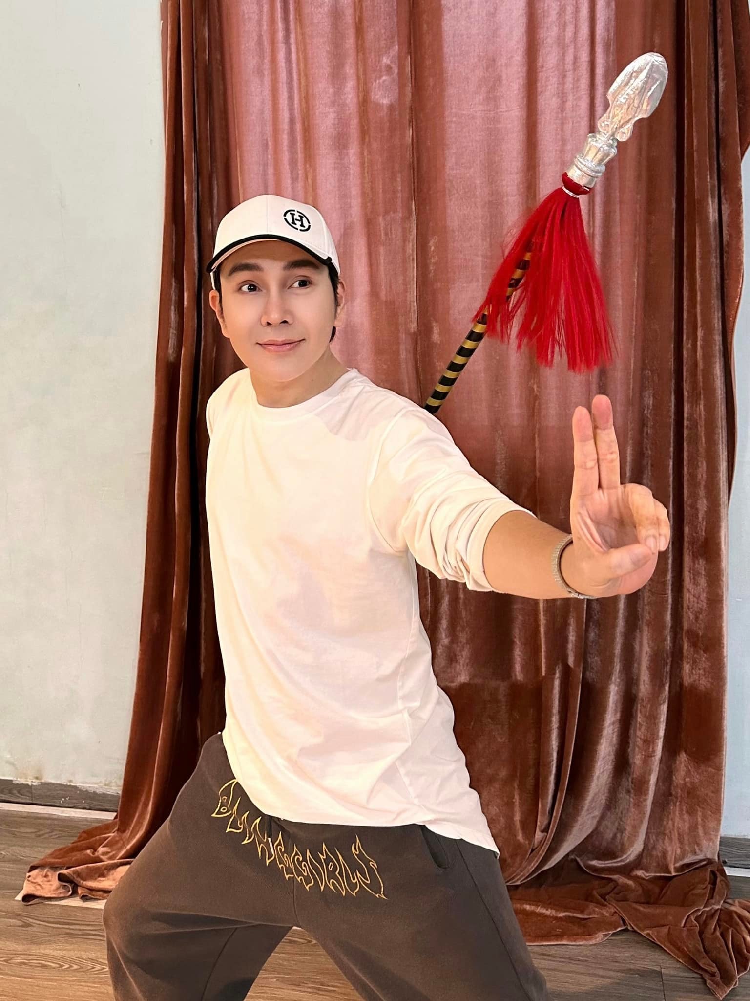 Nam NSƯT cưới mẹ đơn thân là nữ đại gia sở hữu biệt thự 200 tỷ, thề "ở cạnh nhau tới chết" - Ảnh 1.