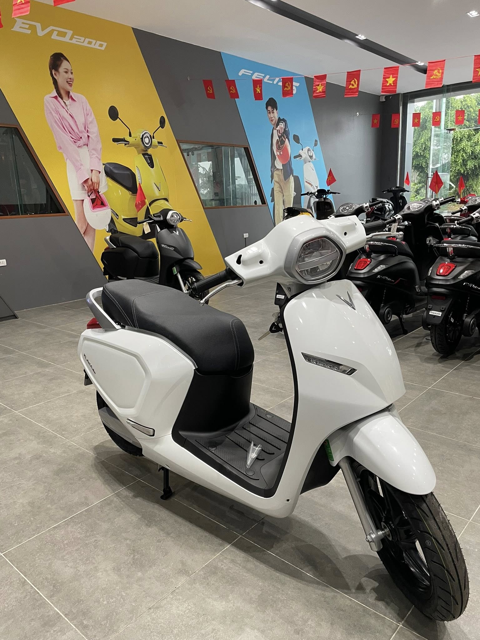 Xe máy điện gây sốt khi giảm giá còn 25 triệu: Ngoại hình đẹp, pin chạy 112km thách thức xe xăng- Ảnh 4. Xe máy điện gây sốt khi giảm giá còn 25 triệu: Ngoại hình đẹp, pin chạy 112km thách thức xe xăng - Ảnh 4.