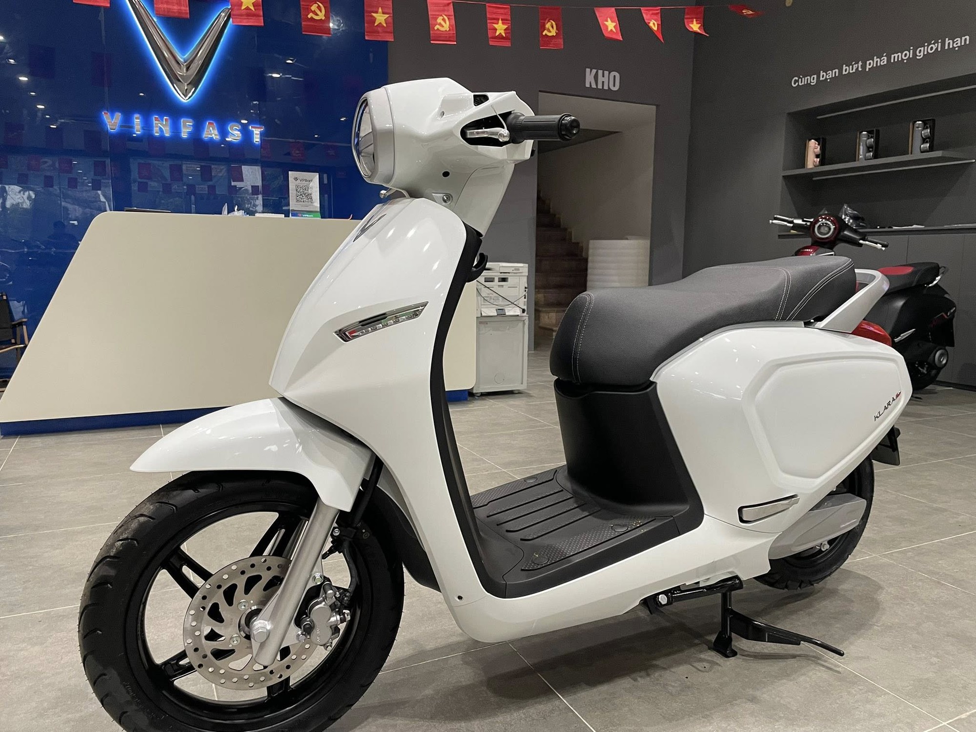 Xe máy điện gây sốt khi giảm giá còn 25 triệu: Ngoại hình đẹp, pin chạy 112km thách thức xe xăng- Ảnh 2. Xe máy điện gây sốt khi giảm giá còn 25 triệu: Ngoại hình đẹp, pin chạy 112km thách thức xe xăng - Ảnh 2.
