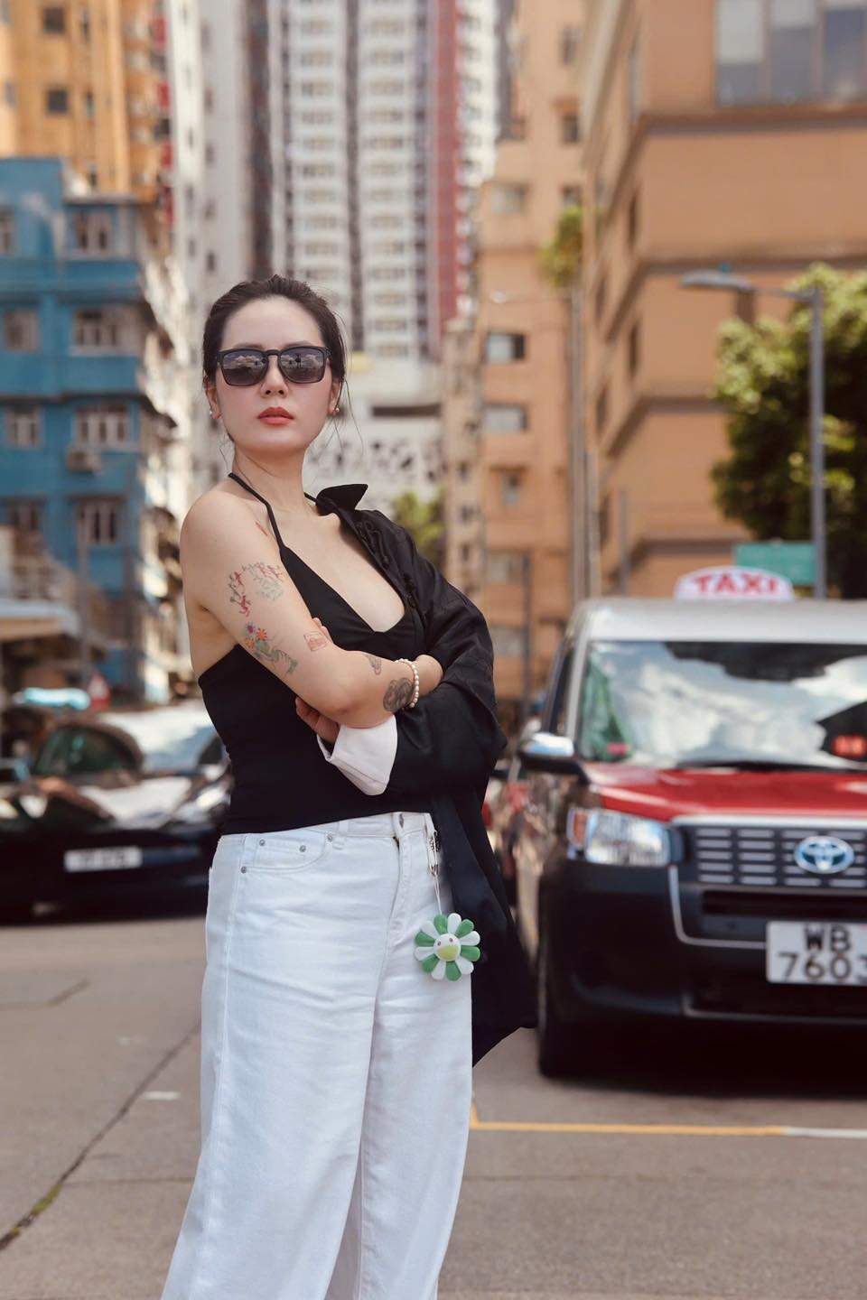 Nữ ca sĩ Việt từng "flex" mua mấy cái nhà, một vài cái xe nhờ 1 bài hát giá 2 triệu đồng: U45 sở hữu nhan sắc mặn mà, tự tin so sánh với Song Hye Kyo - Ảnh 3. Nữ ca sĩ Việt từng "flex" mua mấy cái nhà, một vài cái xe nhờ 1 bài hát giá 2 triệu đồng: U45 sở hữu nhan sắc mặn mà, tự tin so sánh với Song Hye Kyo - Ảnh 3.