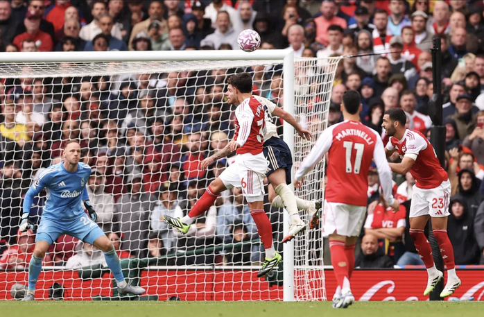 Tân binh tỏa sáng, Arsenal thắng đậm Nottingham Forest chiếm ngôi đầu Ngoại hạng - Ảnh 4.