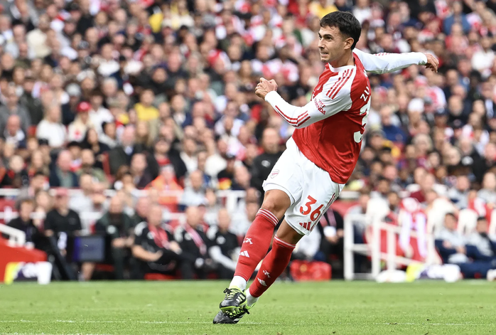 Tân binh tỏa sáng, Arsenal thắng đậm Nottingham Forest chiếm ngôi đầu Ngoại hạng - Ảnh 2.
