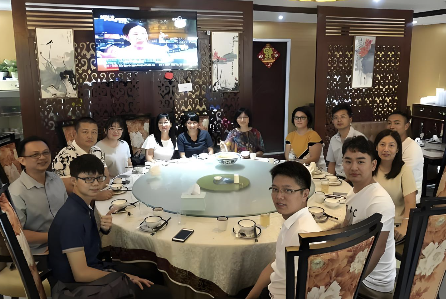 Họp lớp và những câu chuyện bất ngờ: Khi lương được đem ra bàn luận - Ảnh 2.