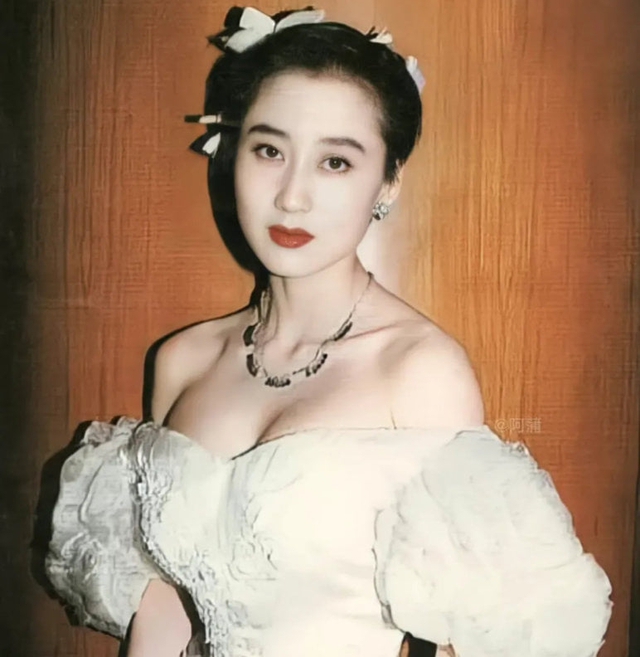 Nàng hậu ngực khủng tai tiếng nhất showbiz, khiến nam thần hạng A mê đến ruồng bỏ vợ con - Ảnh 2. Nàng hậu ngực khủng tai tiếng nhất showbiz, khiến nam thần hạng A mê đến ruồng bỏ vợ con - Ảnh 2.